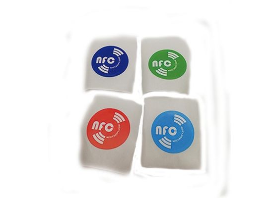 Προσαρμοσμένη εκτύπωση HF RFID Chip Sticker κυκλική αυτοκόλλητη ετικέτα 13,56 MHz συχνότητα